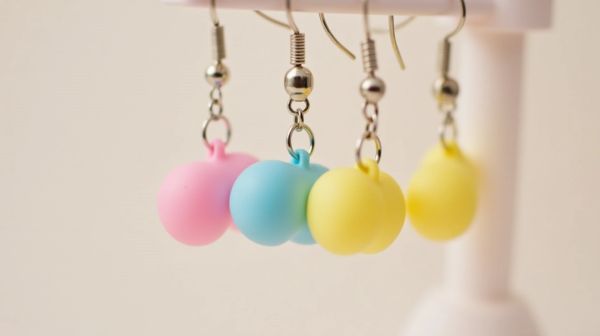Des boucles d'oreilles enfant colorées et sécurisées