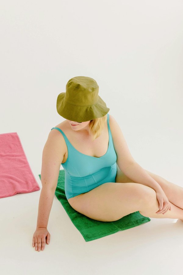 Bobs femme : styles, matériaux et conseils pour un look parfait